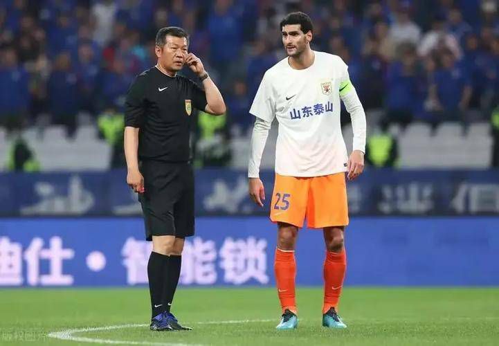 法甲德甲多队关注伊东纯也 尼斯处于领跑位置法国媒体TeamFootball报道，多支法国和德国球队有意引进兰斯的30岁进攻型中场伊东纯也。